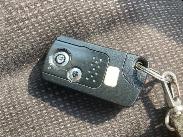 フィット Ｇ・１０ｔｈアニバーサリー　ワンオーナー車　バックカメラ　ＥＴＣ　スマートキー　セキュリティー　エアコンパワステ　パワーウインド　ＡＢＳ　運転席助手席エアバック（21枚目）