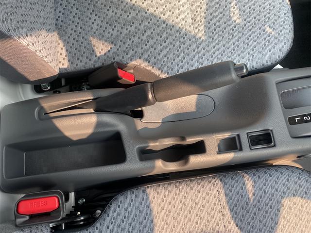 キャリイトラック ＫＣ　４ＷＤ　ＡＴ　衝突被害軽減システム　クリアランスソナー　レーンアシスト　キーレスエントリー　アイドリングストップ　オートライト　ＥＳＣ　エアコン　パワーステアリング　パワーウィンドウ（8枚目）