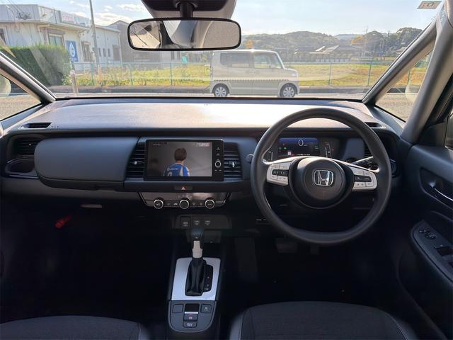 フィット ｅ：ＨＥＶクロスター　バックカメラ　ナビ　ＴＶ　クリアランスソナー　オートクルーズコントロール　レーンアシスト　衝突被害軽減システム　アルミホイール　オートライト　ＬＥＤヘッドランプ　ヘッドライトウォッシャー　スマートキー（2枚目）