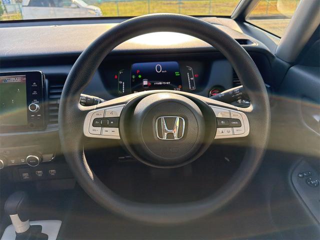 フィット ｅ：ＨＥＶクロスター　バックカメラ　ナビ　ＴＶ　クリアランスソナー　オートクルーズコントロール　レーンアシスト　衝突被害軽減システム　アルミホイール　オートライト　ＬＥＤヘッドランプ　ヘッドライトウォッシャー　スマートキー（3枚目）