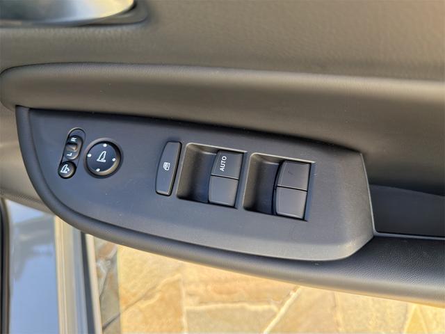 フィット ｅ：ＨＥＶクロスター　バックカメラ　ナビ　ＴＶ　クリアランスソナー　オートクルーズコントロール　レーンアシスト　衝突被害軽減システム　アルミホイール　オートライト　ＬＥＤヘッドランプ　ヘッドライトウォッシャー　スマートキー（11枚目）