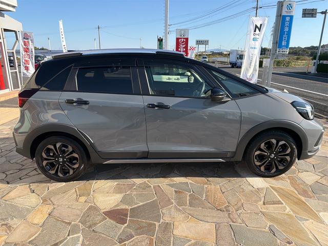 フィット ｅ：ＨＥＶクロスター　バックカメラ　ナビ　ＴＶ　クリアランスソナー　オートクルーズコントロール　レーンアシスト　衝突被害軽減システム　アルミホイール　オートライト　ＬＥＤヘッドランプ　ヘッドライトウォッシャー　スマートキー（14枚目）