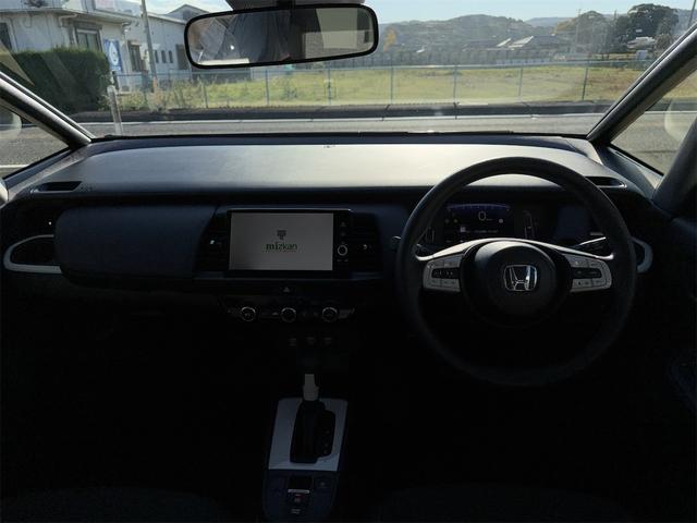 フィット ホーム　バックカメラ　ナビ　ＴＶ　クリアランスソナー　オートクルーズコントロール　レーンアシスト　衝突被害軽減システム　オートライト　ＬＥＤヘッドランプ　スマートキー　電動格納ミラー　ＣＶＴ　盗難防止システム（2枚目）