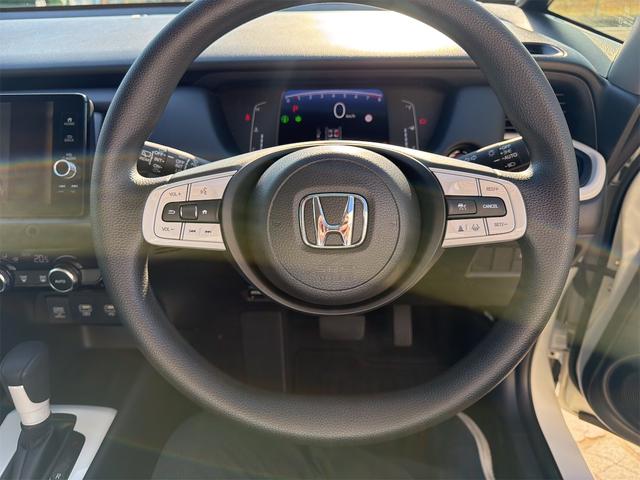 フィット ホーム　バックカメラ　ナビ　ＴＶ　クリアランスソナー　オートクルーズコントロール　レーンアシスト　衝突被害軽減システム　オートライト　ＬＥＤヘッドランプ　スマートキー　電動格納ミラー　ＣＶＴ　盗難防止システム（3枚目）