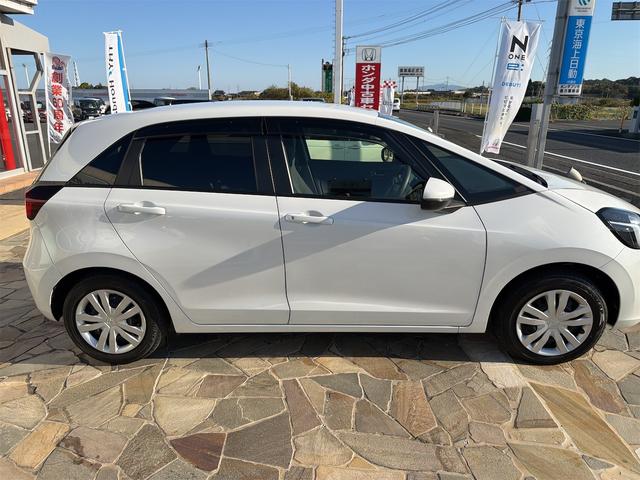 フィット ホーム　バックカメラ　ナビ　ＴＶ　クリアランスソナー　オートクルーズコントロール　レーンアシスト　衝突被害軽減システム　オートライト　ＬＥＤヘッドランプ　スマートキー　電動格納ミラー　ＣＶＴ　盗難防止システム（14枚目）