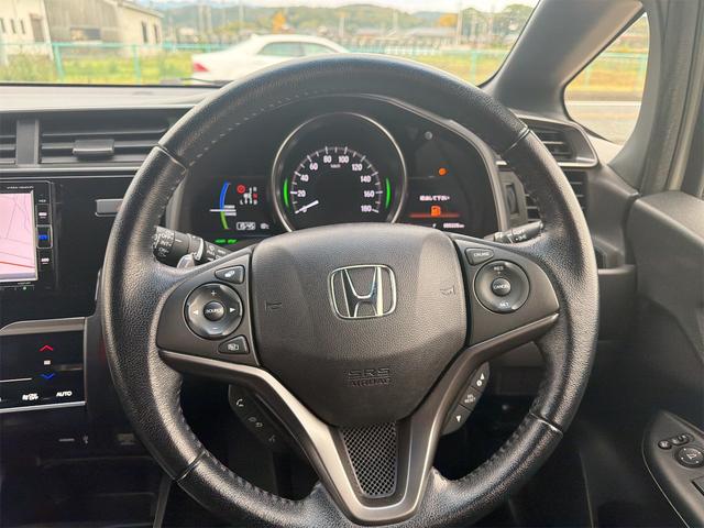 フィットハイブリッド Sパッケージ ハイブリッド バックカメラ ナビ TV オートクルーズコントロール 衝突被害軽減システム LEDヘッドランプ スマートキー アイドリングストップ 電動格納ミラー AT 盗難防止システム 衝突安全ボディ(3枚目)