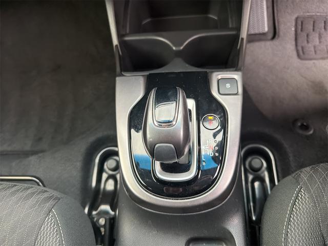 フィットハイブリッド Sパッケージ ハイブリッド バックカメラ ナビ TV オートクルーズコントロール 衝突被害軽減システム LEDヘッドランプ スマートキー アイドリングストップ 電動格納ミラー AT 盗難防止システム 衝突安全ボディ(9枚目)