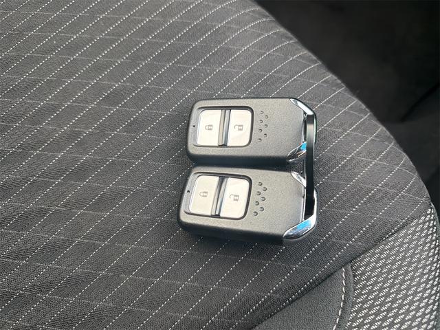 フィットハイブリッド Sパッケージ ハイブリッド バックカメラ ナビ TV オートクルーズコントロール 衝突被害軽減システム LEDヘッドランプ スマートキー アイドリングストップ 電動格納ミラー AT 盗難防止システム 衝突安全ボディ(11枚目)