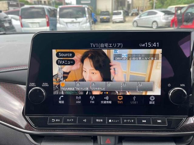 オーラ ニスモ　ドライブレコーダー　全周囲カメラ　ＴＶ　衝突被害軽減システム　アルミホイール　ＬＥＤヘッドランプ　スマートキー　アイドリングストップ　電動格納ミラー　ＣＶＴ　盗難防止システム　衝突安全ボディ　ＡＢＳ（3枚目）