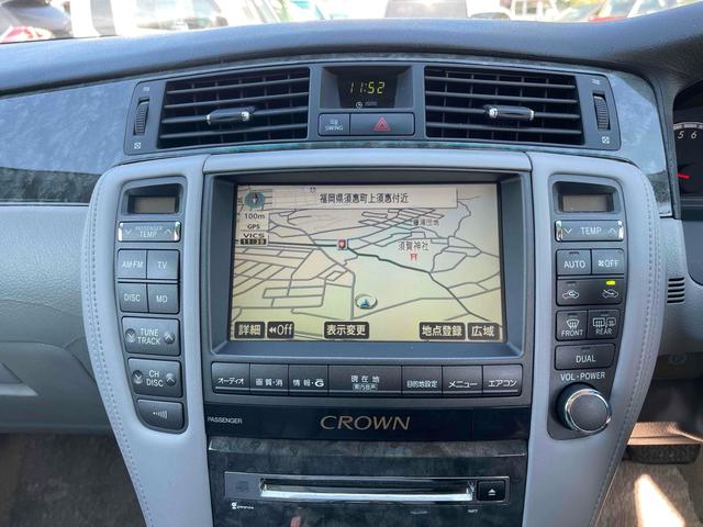 クラウン ロイヤルサルーン　ＥＴＣ　オートクルーズコントロール　バックカメラ　ナビ　アルミホイール　ＨＩＤ　ＡＴ　スマートキー　電動格納ミラー　盗難防止システム　パワーシート　ＣＤ　ＭＤ　衝突安全ボディ　ＡＢＳ　ＥＳＣ　エアコン（3枚目）