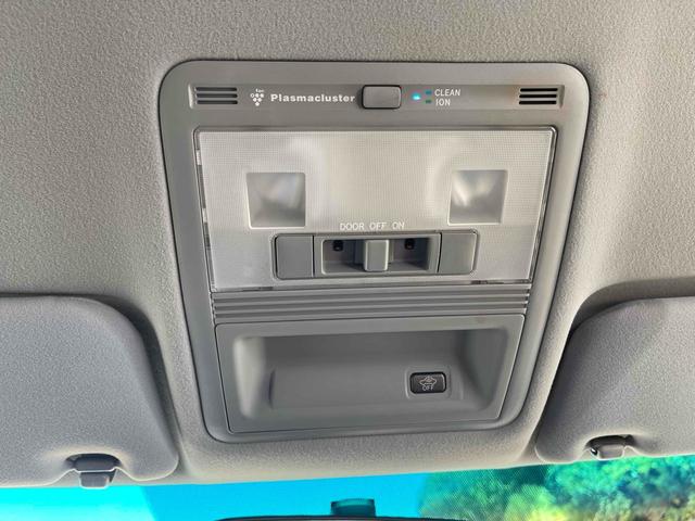 クラウン ロイヤルサルーン　ＥＴＣ　オートクルーズコントロール　バックカメラ　ナビ　アルミホイール　ＨＩＤ　ＡＴ　スマートキー　電動格納ミラー　盗難防止システム　パワーシート　ＣＤ　ＭＤ　衝突安全ボディ　ＡＢＳ　ＥＳＣ　エアコン（6枚目）