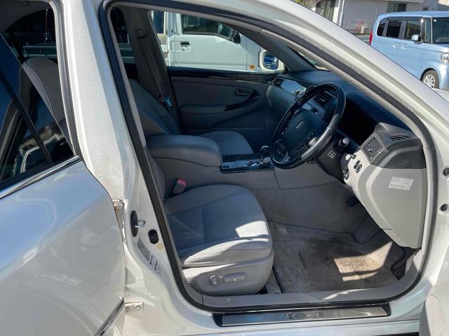 クラウン ロイヤルサルーン　ＥＴＣ　オートクルーズコントロール　バックカメラ　ナビ　アルミホイール　ＨＩＤ　ＡＴ　スマートキー　電動格納ミラー　盗難防止システム　パワーシート　ＣＤ　ＭＤ　衝突安全ボディ　ＡＢＳ　ＥＳＣ　エアコン（7枚目）