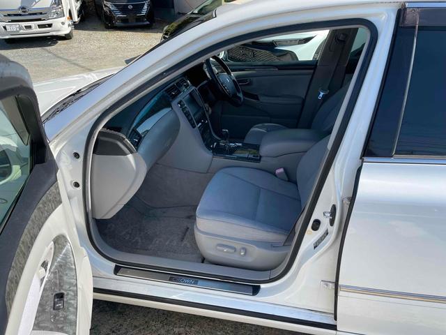 クラウン ロイヤルサルーン　ＥＴＣ　オートクルーズコントロール　バックカメラ　ナビ　アルミホイール　ＨＩＤ　ＡＴ　スマートキー　電動格納ミラー　盗難防止システム　パワーシート　ＣＤ　ＭＤ　衝突安全ボディ　ＡＢＳ　ＥＳＣ　エアコン（9枚目）