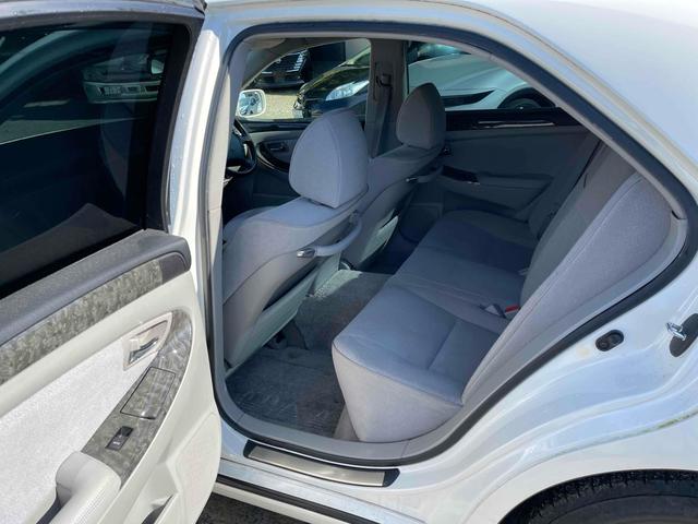 クラウン ロイヤルサルーン　ＥＴＣ　オートクルーズコントロール　バックカメラ　ナビ　アルミホイール　ＨＩＤ　ＡＴ　スマートキー　電動格納ミラー　盗難防止システム　パワーシート　ＣＤ　ＭＤ　衝突安全ボディ　ＡＢＳ　ＥＳＣ　エアコン（10枚目）