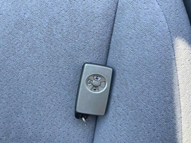 クラウン ロイヤルサルーン　ＥＴＣ　オートクルーズコントロール　バックカメラ　ナビ　アルミホイール　ＨＩＤ　ＡＴ　スマートキー　電動格納ミラー　盗難防止システム　パワーシート　ＣＤ　ＭＤ　衝突安全ボディ　ＡＢＳ　ＥＳＣ　エアコン（11枚目）