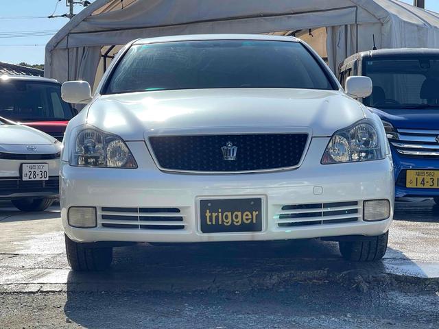 クラウン ロイヤルサルーン　ＥＴＣ　オートクルーズコントロール　バックカメラ　ナビ　アルミホイール　ＨＩＤ　ＡＴ　スマートキー　電動格納ミラー　盗難防止システム　パワーシート　ＣＤ　ＭＤ　衝突安全ボディ　ＡＢＳ　ＥＳＣ　エアコン（12枚目）