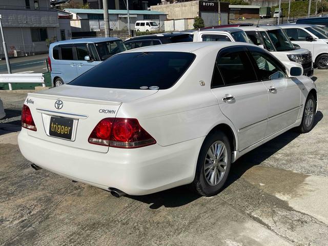 クラウン ロイヤルサルーン　ＥＴＣ　オートクルーズコントロール　バックカメラ　ナビ　アルミホイール　ＨＩＤ　ＡＴ　スマートキー　電動格納ミラー　盗難防止システム　パワーシート　ＣＤ　ＭＤ　衝突安全ボディ　ＡＢＳ　ＥＳＣ　エアコン（14枚目）