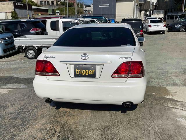 クラウン ロイヤルサルーン　ＥＴＣ　オートクルーズコントロール　バックカメラ　ナビ　アルミホイール　ＨＩＤ　ＡＴ　スマートキー　電動格納ミラー　盗難防止システム　パワーシート　ＣＤ　ＭＤ　衝突安全ボディ　ＡＢＳ　ＥＳＣ　エアコン（15枚目）