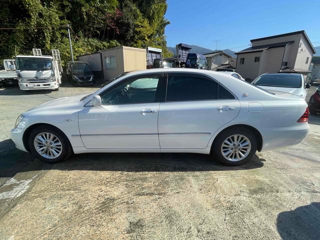 クラウン ロイヤルサルーン　ＥＴＣ　オートクルーズコントロール　バックカメラ　ナビ　アルミホイール　ＨＩＤ　ＡＴ　スマートキー　電動格納ミラー　盗難防止システム　パワーシート　ＣＤ　ＭＤ　衝突安全ボディ　ＡＢＳ　ＥＳＣ　エアコン（17枚目）