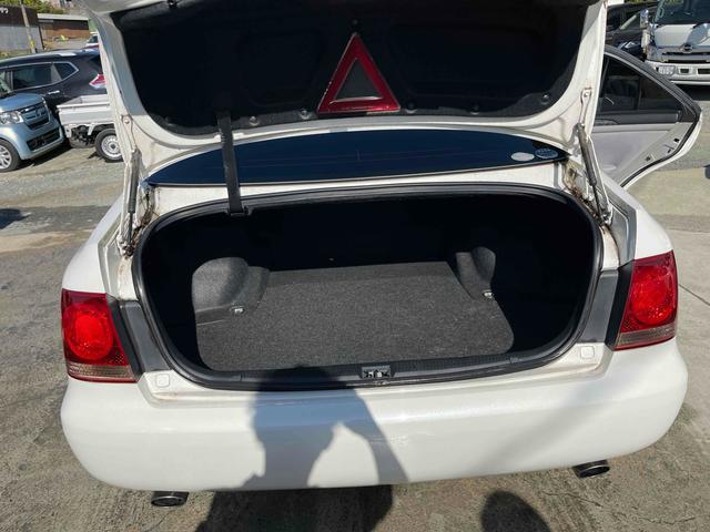 クラウン ロイヤルサルーン　ＥＴＣ　オートクルーズコントロール　バックカメラ　ナビ　アルミホイール　ＨＩＤ　ＡＴ　スマートキー　電動格納ミラー　盗難防止システム　パワーシート　ＣＤ　ＭＤ　衝突安全ボディ　ＡＢＳ　ＥＳＣ　エアコン（18枚目）