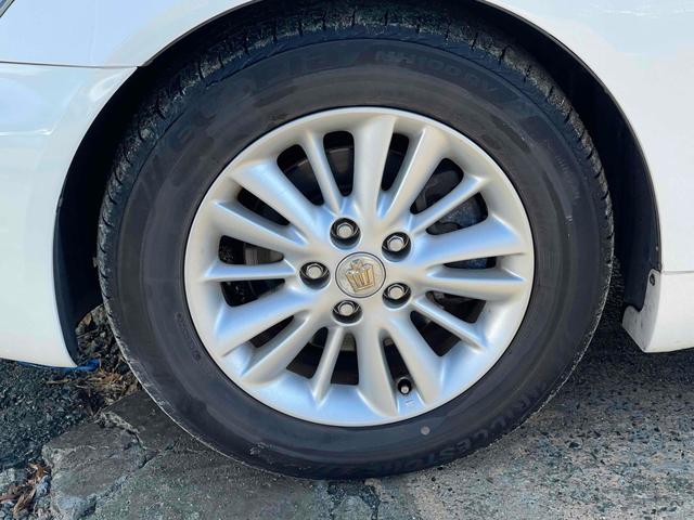 クラウン ロイヤルサルーン　ＥＴＣ　オートクルーズコントロール　バックカメラ　ナビ　アルミホイール　ＨＩＤ　ＡＴ　スマートキー　電動格納ミラー　盗難防止システム　パワーシート　ＣＤ　ＭＤ　衝突安全ボディ　ＡＢＳ　ＥＳＣ　エアコン（21枚目）