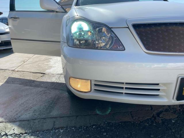 クラウン ロイヤルサルーン　ＥＴＣ　オートクルーズコントロール　バックカメラ　ナビ　アルミホイール　ＨＩＤ　ＡＴ　スマートキー　電動格納ミラー　盗難防止システム　パワーシート　ＣＤ　ＭＤ　衝突安全ボディ　ＡＢＳ　ＥＳＣ　エアコン（22枚目）