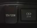 充電用USB端子付き。スマートフォンなどの充電に便利です。