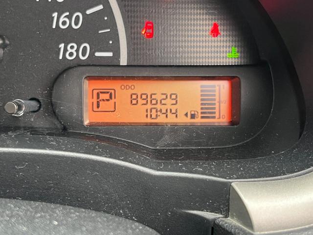 マーチ １２Ｘ　アイドリングストップ　スマートキー　プッシュスタートボタン　ナビ　ＴＶ　電動格納ミラー（5枚目）