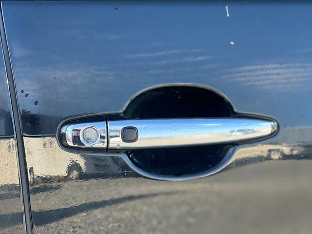 【スマートキー装備車】スマートキーをお持ちになっておりましたら、両手が塞がっていてもドアの開閉も可能です。