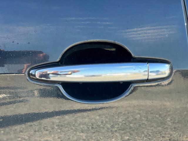 【スマートキー装備車】スマートキーをお持ちになっておりましたら、両手が塞がっていてもドアの開閉も可能です。