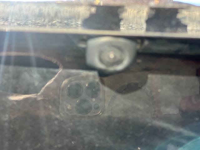 【バックカメラ】このお車はバックカメラも装備しておりますので、バックが苦手でも見えないところをしっかり映してくれるので安心安全に駐車ができます。