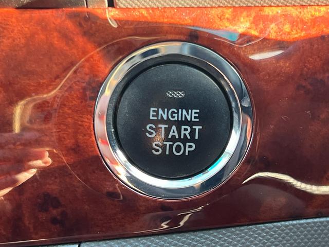 【プッシュスタート装備車】鍵を持っているだけで、ワンタッチでエンジン始動ができる優れものです。わざわざ鍵を出す手間も無くなり、一度使うと手放せない大変便利な機能です。