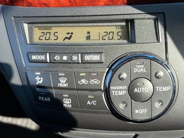 【オートエアコン装備車】オート機能にすることで、」室内温度や風向きや風量を自動調整してくれる便利な機能です。見た目もスタイリッシュでおしゃれなデザインとなっております。