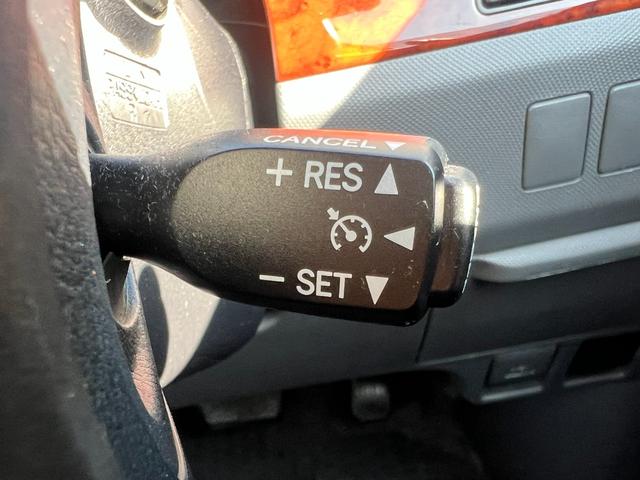 【クルーズコントロール】ハンドルに専用の操作スイッチが装備されていますので、高速運転や長距離ドライブなどに大変便利な機能でございます。ハンドルから手を離さずに操作ができます。