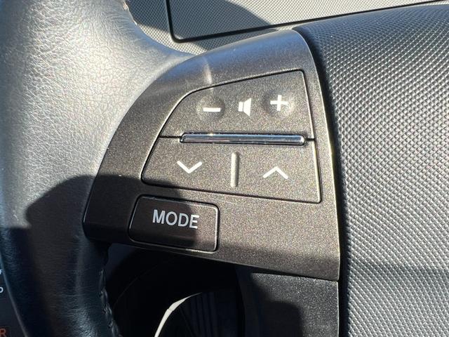 【ステアリモコン】高速走行中等はハンドルから手を離すのは危険ですが、リモコンがついているとハンドルから手も目も離さずに操作が可能となり、安全面で大きなメリットとなります。