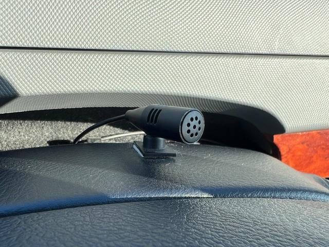 【Ｂｌｕｅｔｏｏｔｈ接続】最近多くなりましたＢｌｕｅｔｏｏｔｈ機能が付属したナビを採用しており、ハンズフリーでの通話や音楽の再生ができる機能になります。片方のみの機能の場合もございます。