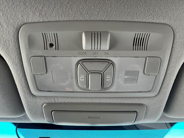 【パワースライドドア】キーレスや室内スイッチでの遠隔操作、ドアハンドルを引っ張るだけで、電動で開け閉め可能なとても便利な装備となっております。挟み込み防止装置も装備されております。