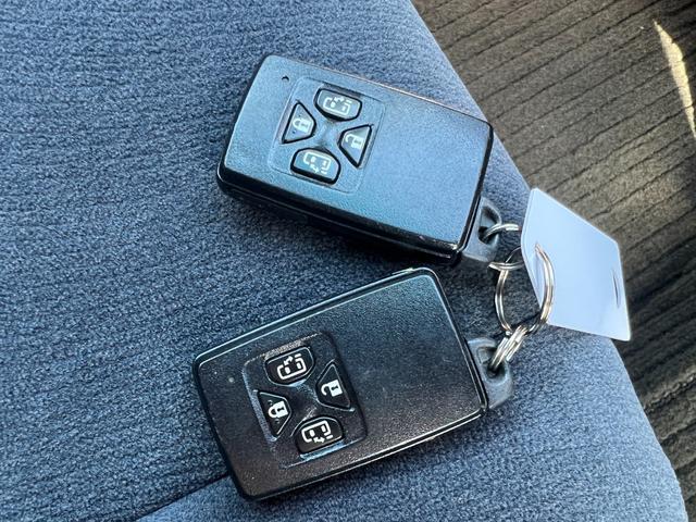 【スマートキー装備車】スマートキーをお持ちになっておりましたら、両手が塞がっていてもドアの開閉も可能です。