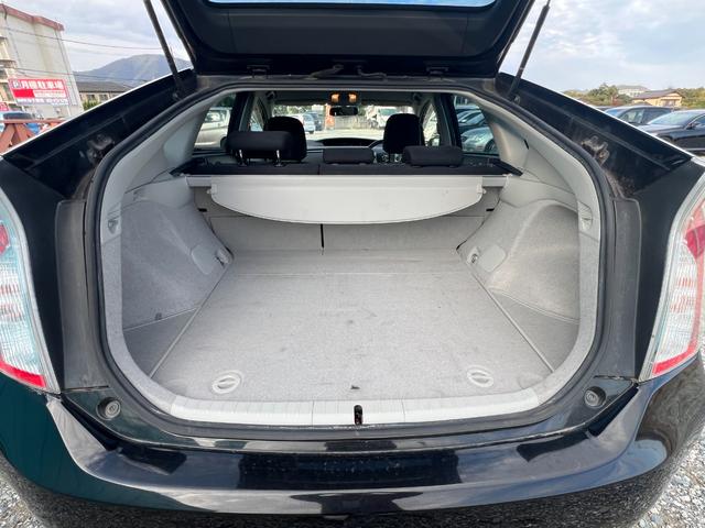 プリウス Ｓ　ハイブリッドカー　アイドリングストップ　ナビ　ＴＶ　バックカメラ　スマートキー　プッシュスタートボタン（22枚目）