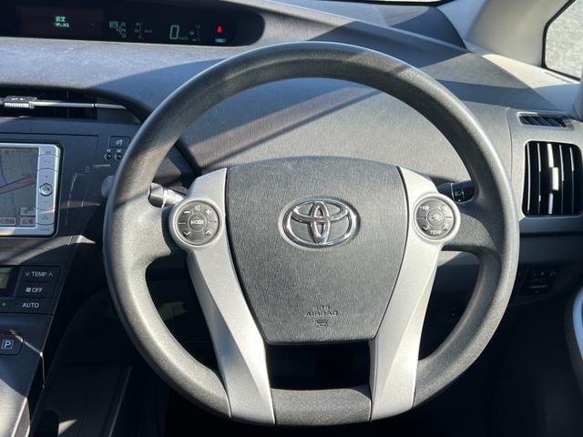 プリウス Ｓ　サンルーフ　ハイブリッドカー　アイドリングストップ　ナビ　ワンセグＴＶ　スマートキー　ＥＴＣ（3枚目）