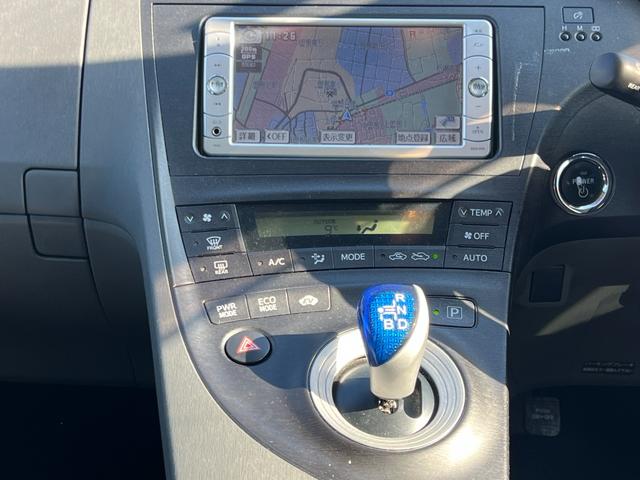 プリウス Ｓ　サンルーフ　ハイブリッドカー　アイドリングストップ　ナビ　ワンセグＴＶ　スマートキー　ＥＴＣ（4枚目）