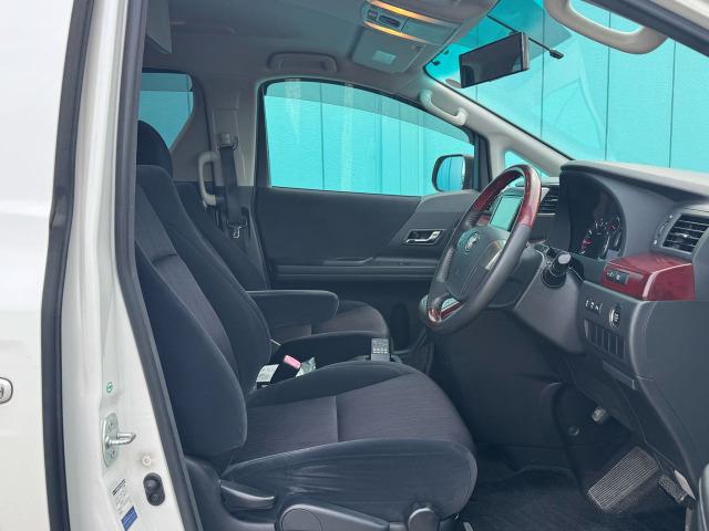 �y�^�]�Ȏ���z�^�]�Ȏ���͑��쐫���悭�A�V���v���ȃf�U�C���ƂȂ��Ă���܂��B���[�^�[��X�C�b�`�֌W�����Ɍ��₷�����K�ȃh���C�u���\�ł��I