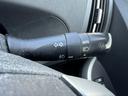 【オートライトシステム装備車】車外の環境に合わせてライトを点灯するスマートなシステムです。夕暮れや、トンネル入り口では瞬時に点灯するなど、点灯、消灯を車外の明るさに応じて行ってくれる快適装備です。
