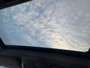 【サンルーフ装備車】サンルーフは室内を明るく開放的な空間にしてくれるだけではなく、高級感も演出できます。また室内の換気のバッチリです。後付けができないため、新車時に大人気のオプション装備です。