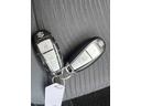 【スマートキー装備車】スマートキーをお持ちになっておりましたら、両手が塞がっていてもドアの開閉も可能です。