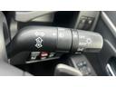 【オートライトシステム装備車】車外の環境に合わせてライトを点灯するスマートなシステムです。夕暮れや、トンネル入り口では瞬時に点灯するなど、点灯、消灯を車外の明るさに応じて行ってくれる快適装備です。