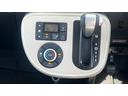 【オートエアコン装備車】オート機能にすることで、」室内温度や風向きや風量を自動調整してくれる便利な機能です。見た目もスタイリッシュでおしゃれなデザインとなっております。