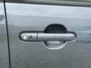 【スマートキー装備車】スマートキーをお持ちになっておりましたら、両手が塞がっていてもドアの開閉も可能です。