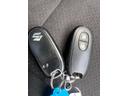 【スマートキー装備車】スマートキーをお持ちになっておりましたら、両手が塞がっていてもドアの開閉も可能です。