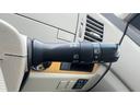 【オートライトシステム装備車】車外の環境に合わせてライトを点灯するスマートなシステムです。夕暮れや、トンネル入り口では瞬時に点灯するなど、点灯、消灯を車外の明るさに応じて行ってくれる快適装備です。